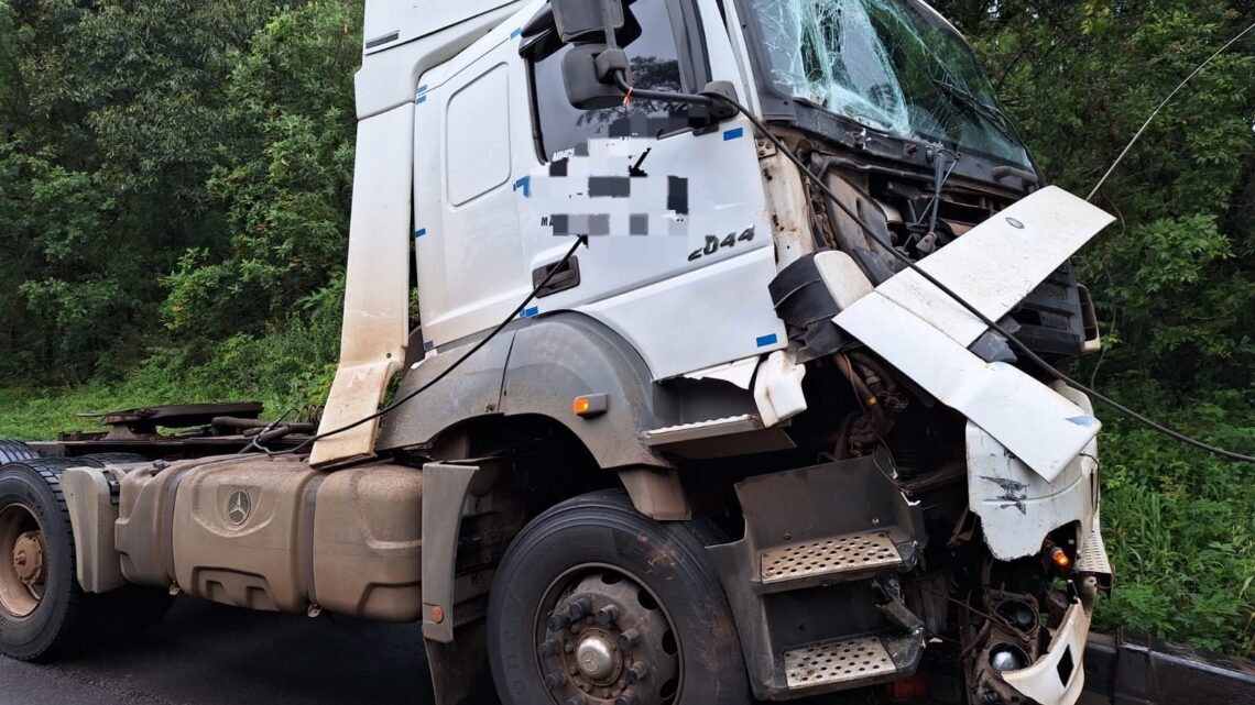 Colisão entre caminhões causa danos materiais na SC-155 em Abelardo Luz Colisão entre caminhões causa danos materiais na SC-155 em Abelardo Luz