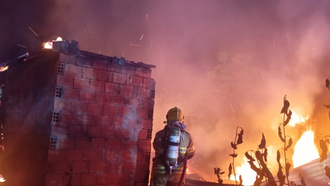 Incêndio destrói residência no interior de São José do Cedro Incêndio destrói residência no interior de São José do Cedro