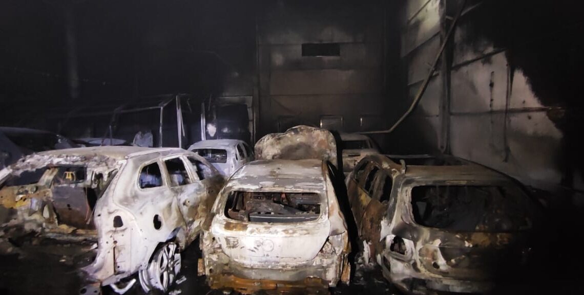 Incêndio destrói oficina mecânica e atinge 16 veículos em Chapecó