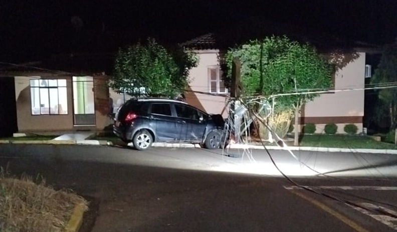 Colisão entre carro e poste deixa rua sem energia em Itá