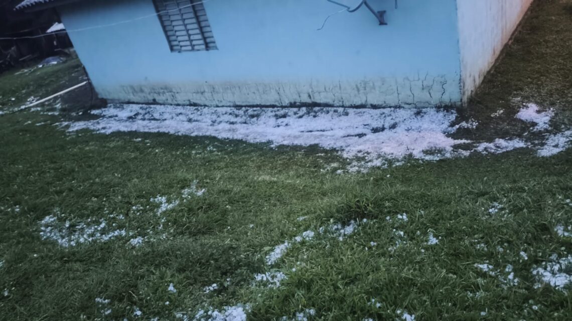 Diversas residências sofrem danos durante temporal e queda de granizo em Vargem Bonita Diversas residências sofrem danos durante temporal e queda de granizo em Vargem Bonita