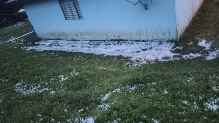 Diversas residências sofrem danos durante temporal e queda de granizo em Vargem Bonita