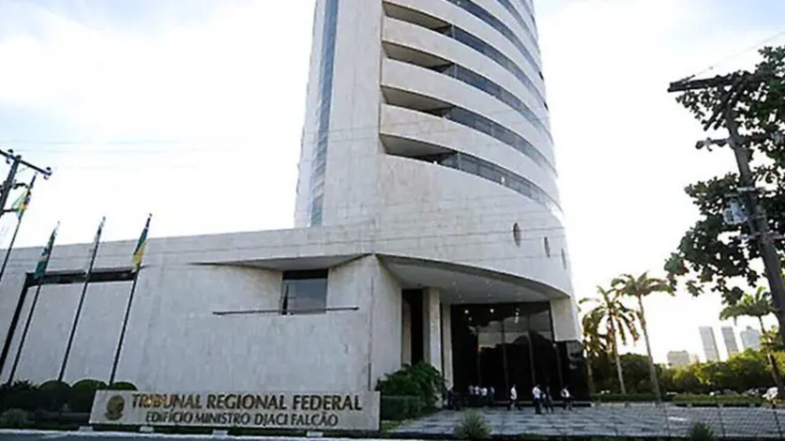 Justiça Federal permite que professora trans se aposente como mulher Justiça Federal permite que professora trans se aposente como mulher