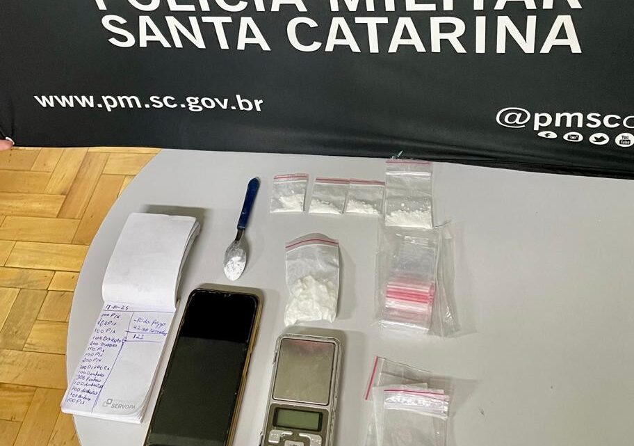 Adolescente de 14 anos é flagrada levando porções de cocaína nas partes íntimas Adolescente de 14 anos é flagrada levando porções de cocaína nas partes íntimas