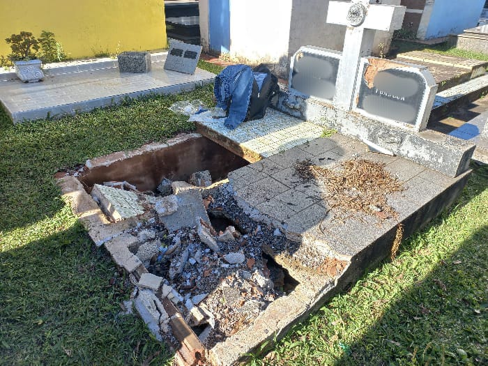 Eletrônicos furtados de empresa são encontrados escondidos em túmulo no Oeste Eletrônicos furtados de empresa são encontrados escondidos em túmulo no Oeste