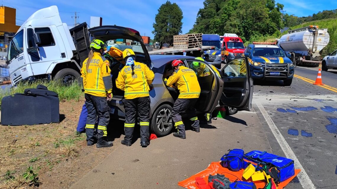Acidente entre carro e carreta deixa mulher ferida em Chapecó Acidente entre carro e carreta deixa mulher ferida em Chapecó