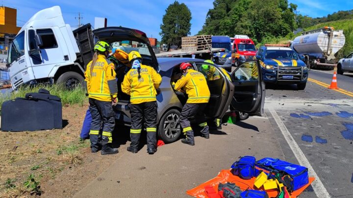 Acidente entre carro e carreta deixa mulher ferida em Chapecó