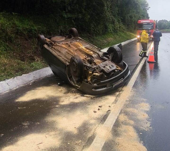 Automóvel capota na BR-282 e deixa feridos entre Ponte Serrada e Vargeão Automóvel capota na BR-282 e deixa feridos entre Ponte Serrada e Vargeão