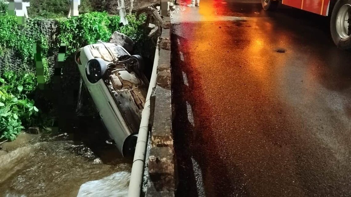 Automóvel sai da pista e cai em rio em Maravilha; duas pessoas são resgatadas Automóvel sai da pista e cai em rio em Maravilha; duas pessoas são resgatadas