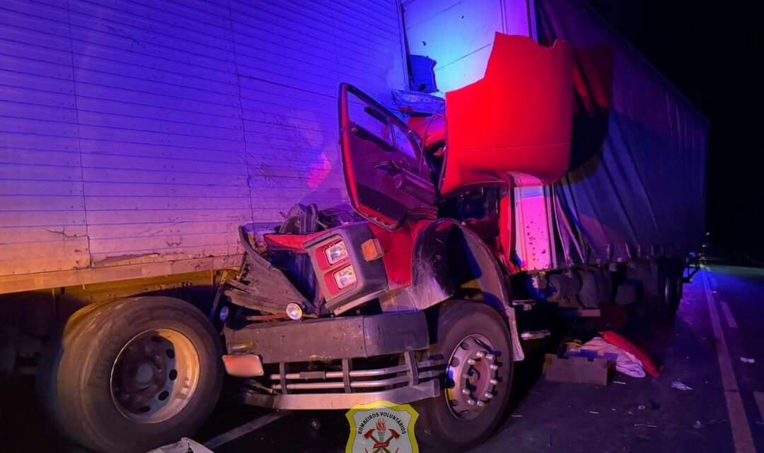 Caminhoneiro sofre ferimentos graves após bater na traseira de outro veículo em Caçador Caminhoneiro sofre ferimentos graves após bater na traseira de outro veículo em Caçador