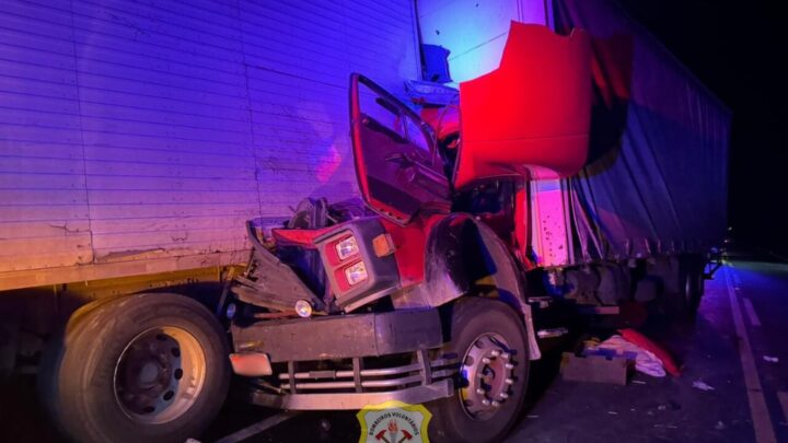 Caminhoneiro sofre ferimentos graves após bater na traseira de outro veículo em Caçador