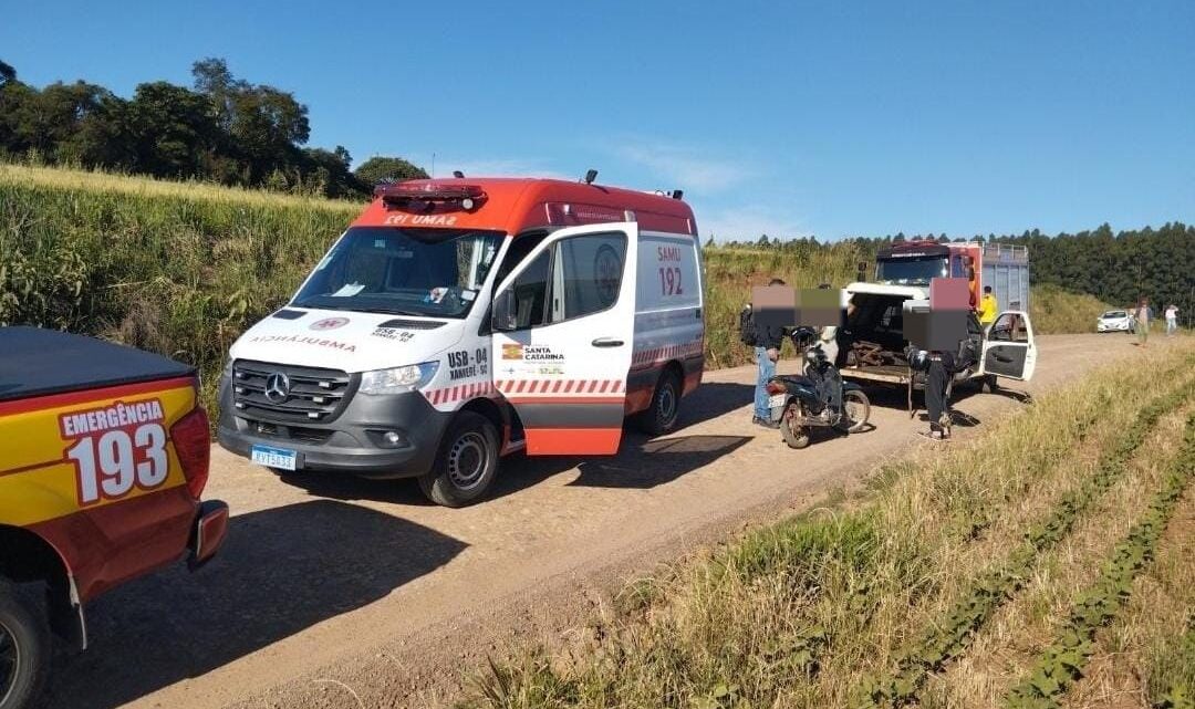Queda de moto deixa dois feridos no interior de Xanxerê Queda de moto deixa dois feridos no interior de Xanxerê