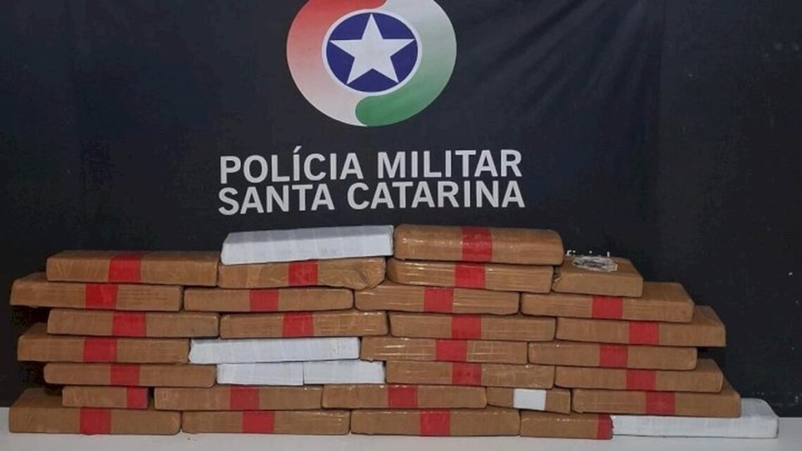Dupla é presa com mais de 19 quilos de maconha em Itajaí Dupla é presa com mais de 19 quilos de maconha em Itajaí