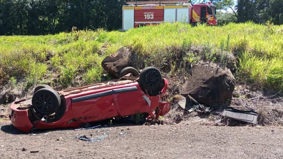 Capotamento na BR-282 deixa quatro pessoas feridas em Nova Itaberaba