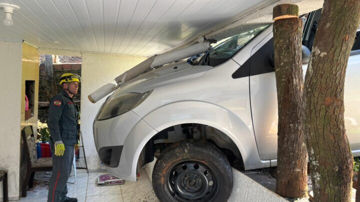 Carro invade residência e fica preso em estrutura de alvenaria em Cunha Porã