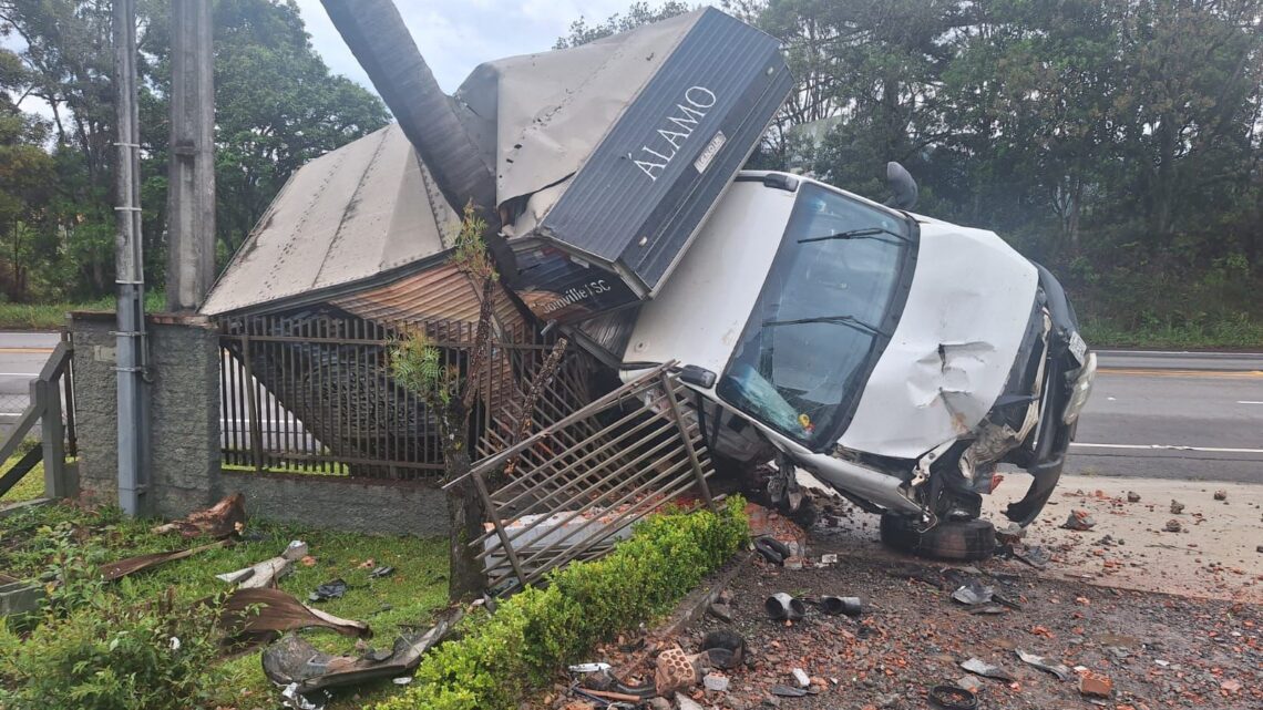 Saída de pista na SC-418 deixa um morto e um ferido em Campo Alegre