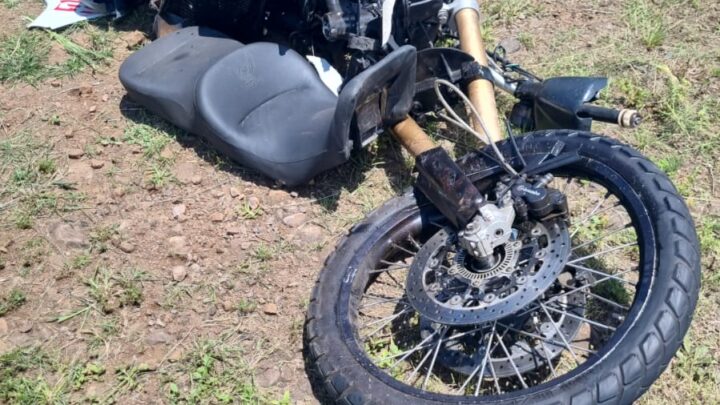 Acidente entre caminhão e moto deixa idoso ferido na SC-163 em Descanso