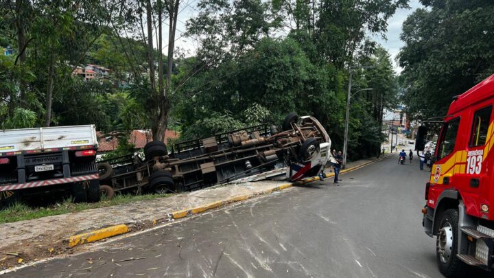 Caminhão carregado com eletrodomésticos sai da pista e tomba em barranco no centro de Seara