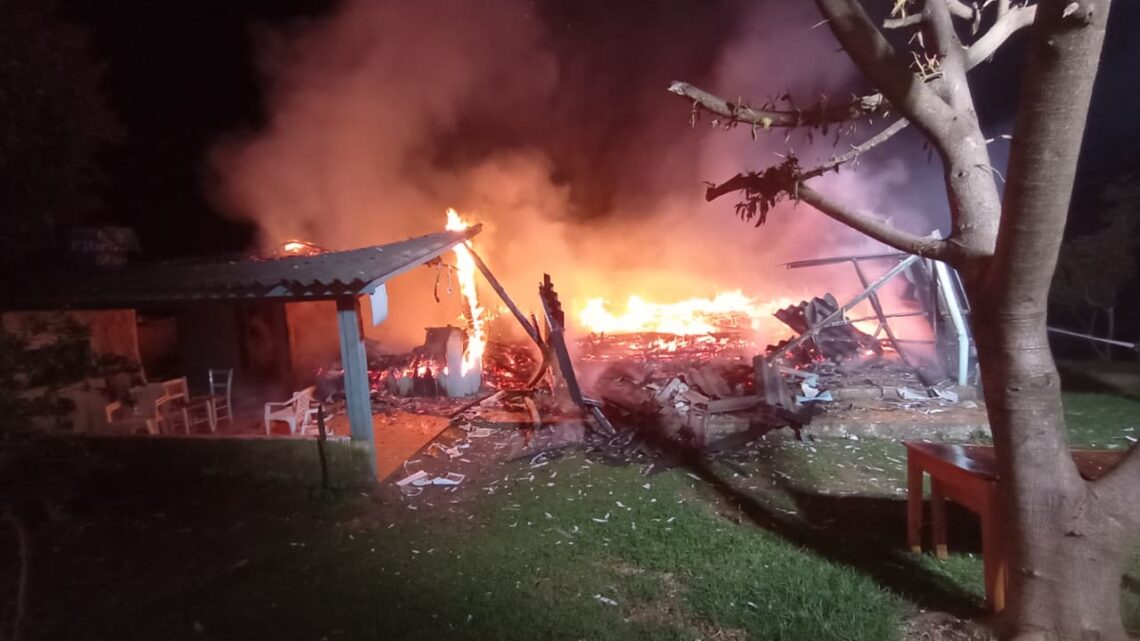 Incêndio destrói residência na Linha Baitaca em São Domingos