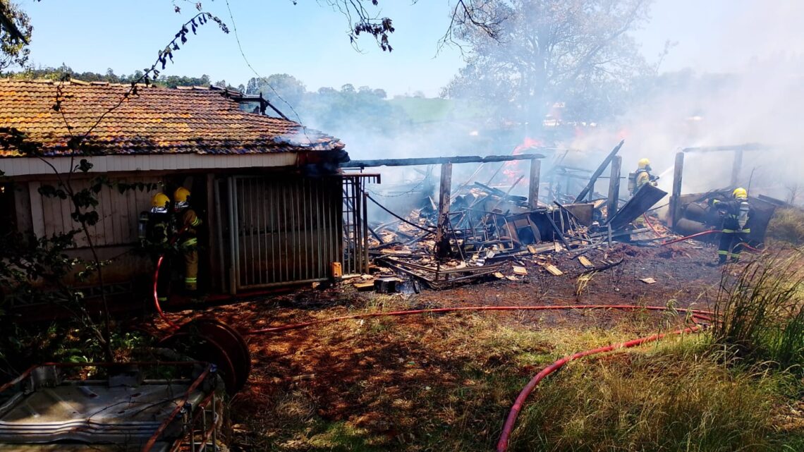 Incêndio atinge barracão e compromete trânsito na BR-282 em Xaxim