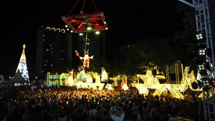 Luzes, Papai Noel em guindaste e show com Rio Negro e Solimões marcam abertura do Natal em Chapecó