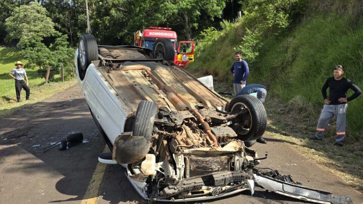 Acidente de trânsito com capotamento deixa homem ferido em Cordilheira Alta