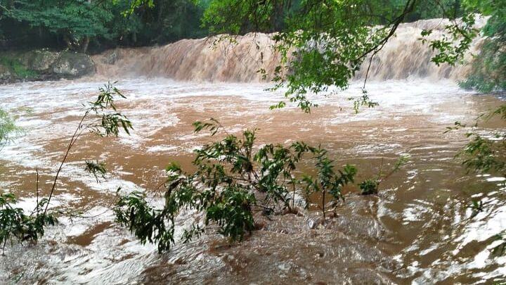 Três pessoas são arrastadas por tromba d’água e resgatadas pelos bombeiros em São Lourenço do Oeste