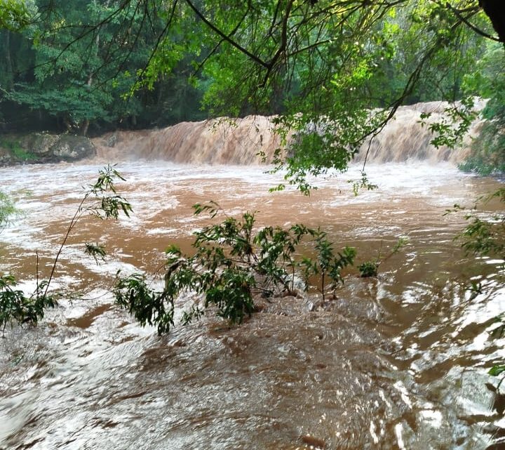 Três pessoas são arrastadas por tromba d’água e resgatadas pelos bombeiros em São Lourenço do Oeste
