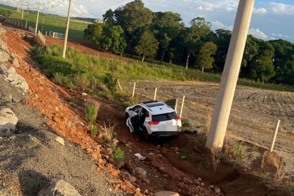 Saída de pista deixa quatro pessoas feridas em área rural de Abelardo Luz