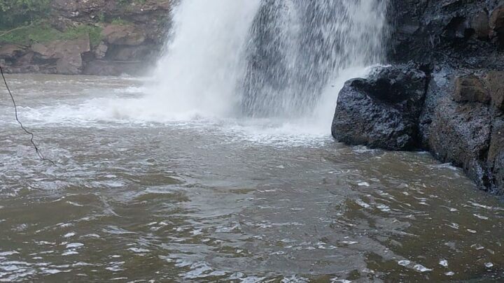 Bombeiros procuram adolescente que submergiu enquanto nadava em cachoeira em Videira