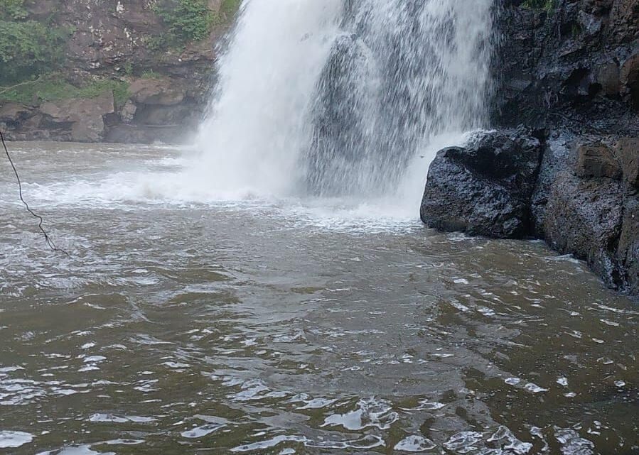 Bombeiros procuram adolescente que submergiu enquanto nadava em cachoeira em Videira