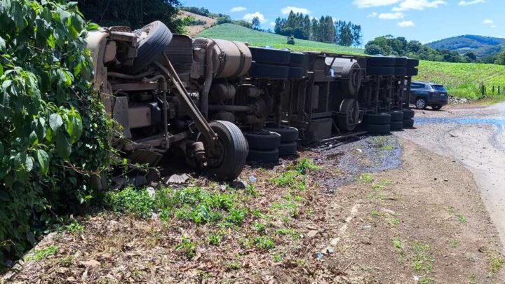Acidente com caminhão provoca saída de pista na SC-157 em Novo Horizonte