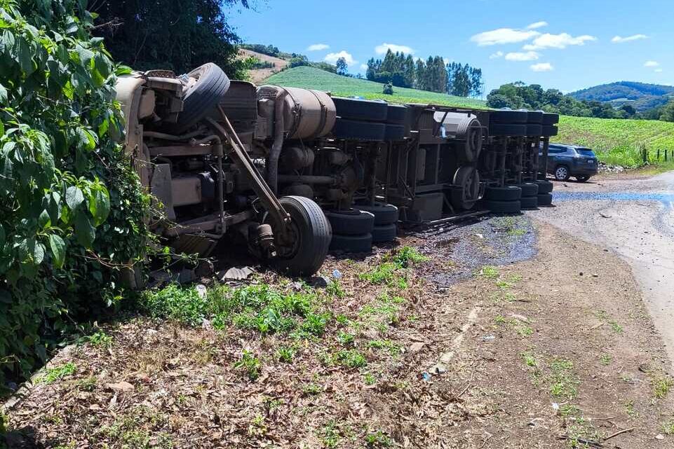 Acidente com caminhão provoca saída de pista na SC-157 em Novo Horizonte