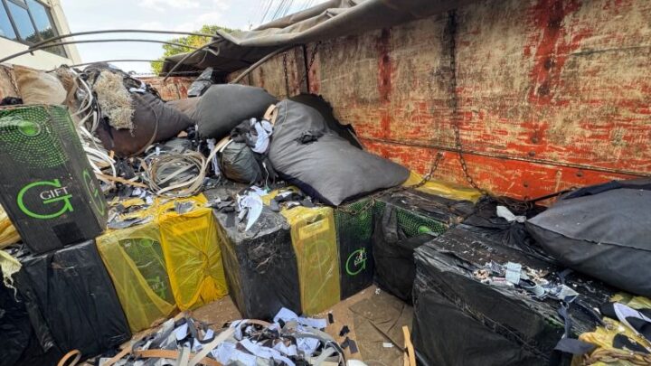 PF apreende caminhão com mais de 100 mil maços de cigarros contrabandeados