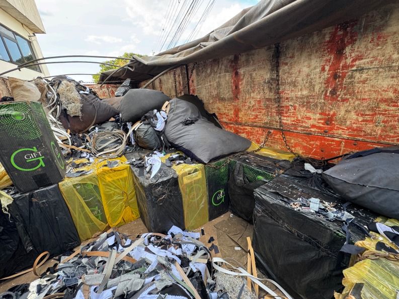 PF apreende caminhão com mais de 100 mil maços de cigarros contrabandeados