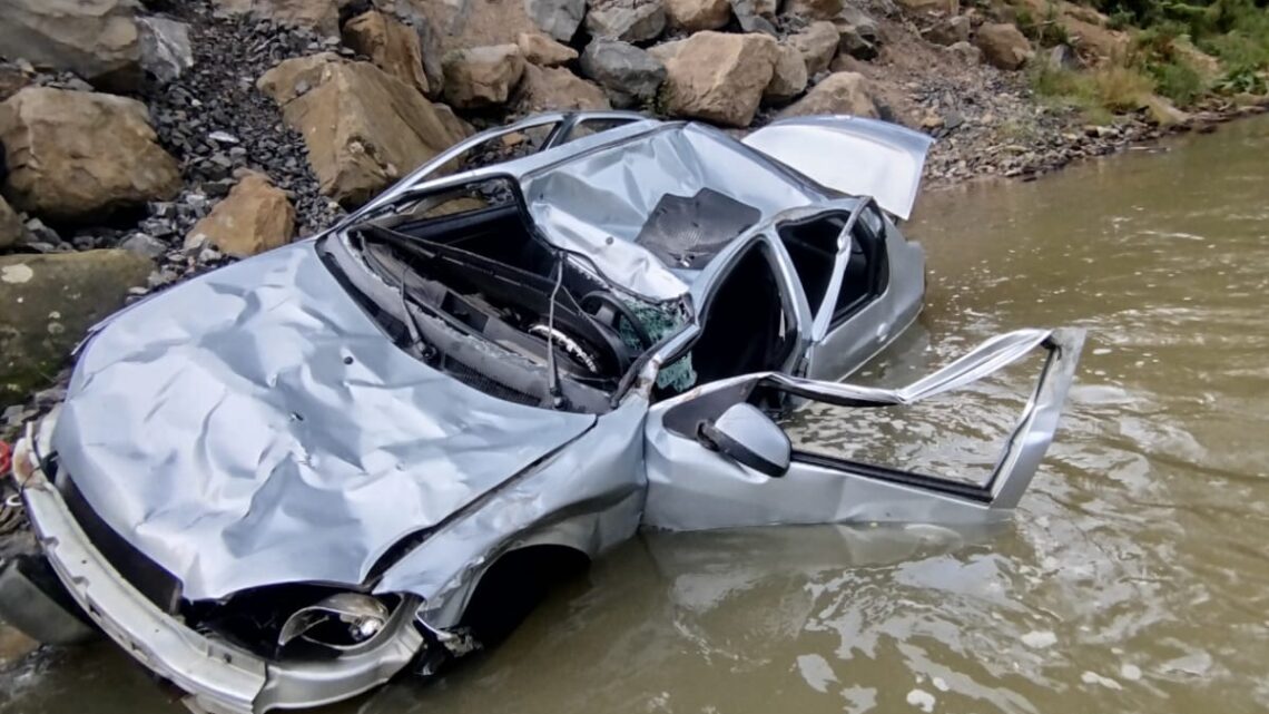 Saída de pista e queda em rio deixa um morto e duas idosas feridas em Ituporanga