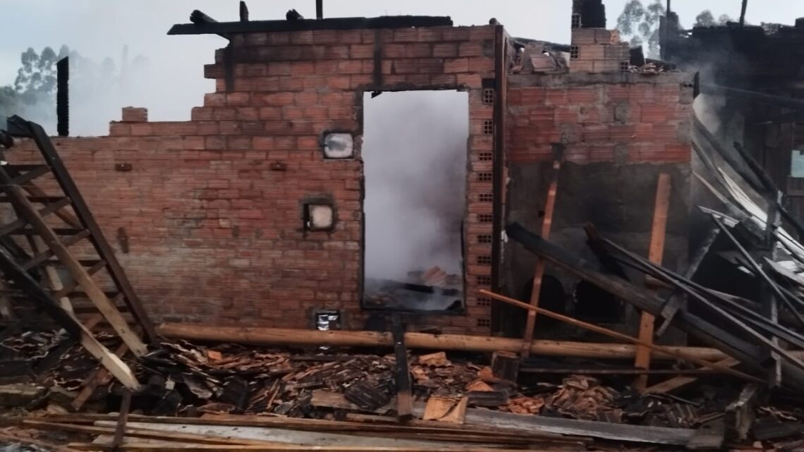 Incêndio destrói grande parte de estufa de fumo em Aurora