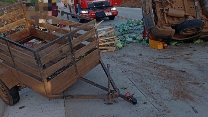 Colisão entre dois carros deixa quatro pessoas feridas na SC-305 em Campo Erê