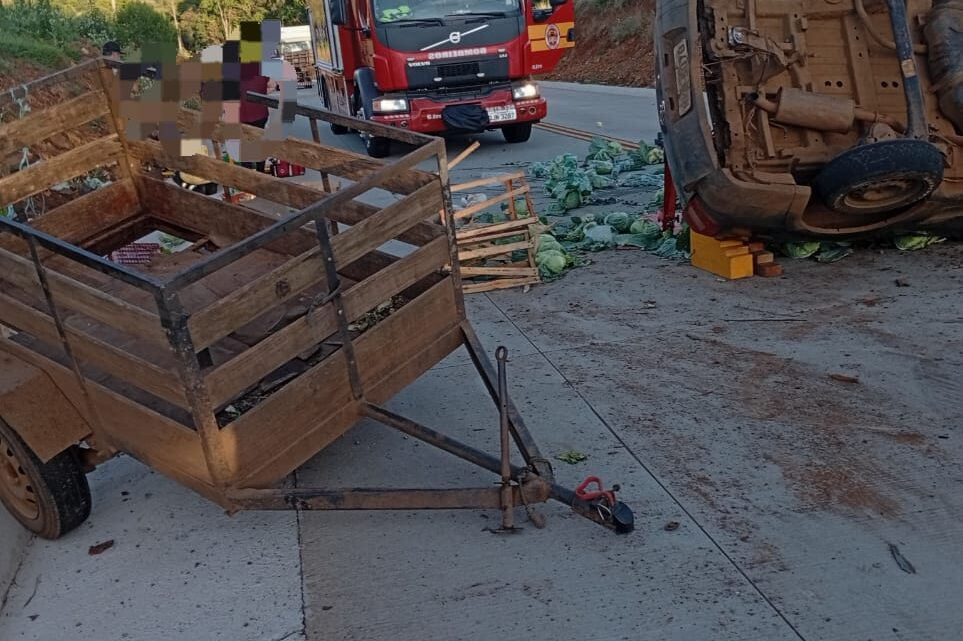 Colisão entre dois carros deixa quatro pessoas feridas na SC-305 em Campo Erê