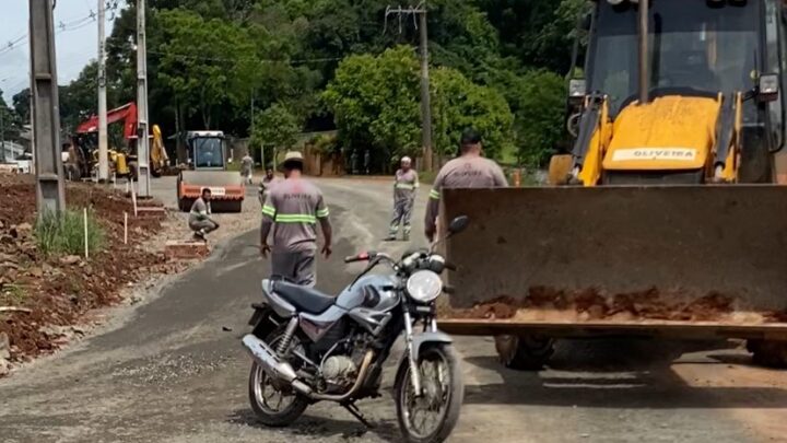 Motociclista e passageira ficam feridos após acidente em área de obras no bairro Dom Pascoal em Chapecó