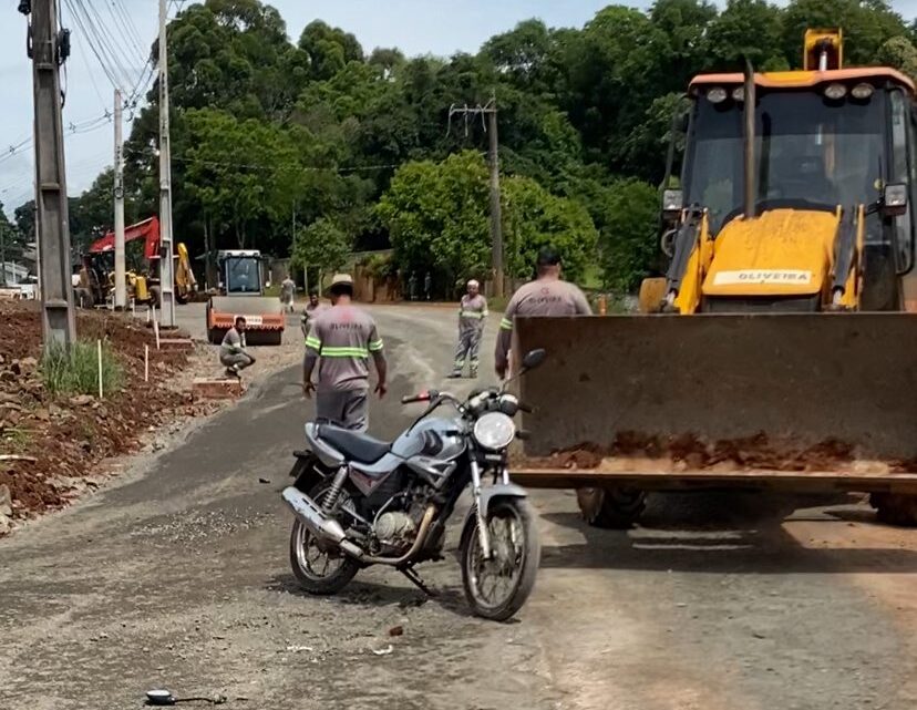 Motociclista e passageira ficam feridos após acidente em área de obras no bairro Dom Pascoal em Chapecó