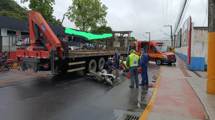 Motociclista morre após ser atingido por caminhão em SC
