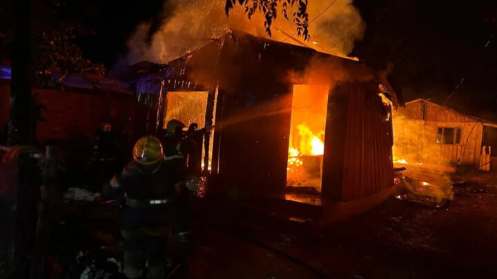 Incêndio destrói residência em Garuva; veja imagens