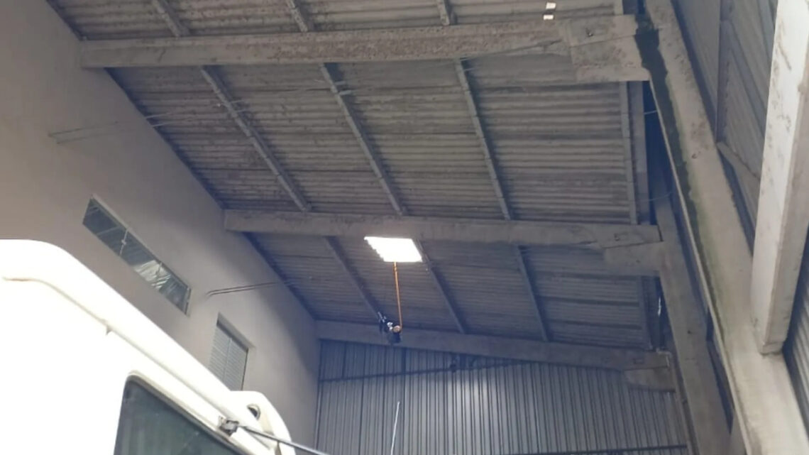 Homem morre após cair de telhado em SC