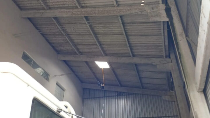 Homem morre após cair de telhado em SC