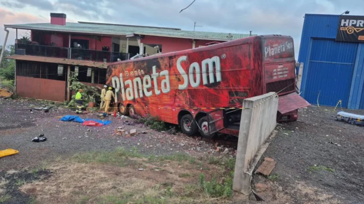 Ônibus de banda catarinense se envolve em acidente e deixa um morto no PR