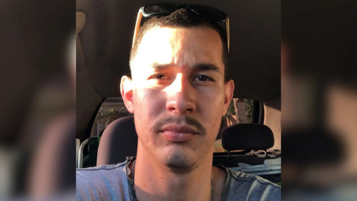 Motociclista morre após bater em poste em SC