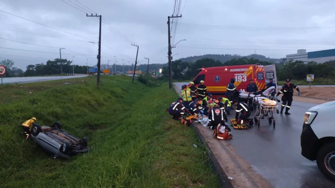 Carro com oito pessoas capota e deixa quatro feridos em São José; veja imagens