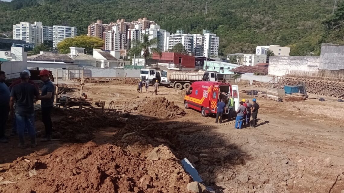 Bombeiros resgatam dois trabalhadores soterrados em obra em SC