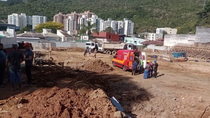 Bombeiros resgatam dois trabalhadores soterrados em obra em SC
